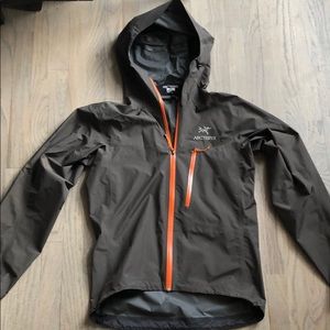 Arc’Teryx Men’s Alpha SL Waterproof GoreTex Jacket